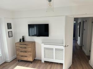 TV a/nebo společenská místnost v ubytování Melbourne Apartment by Stays Accommodation - Long Stays Welcome