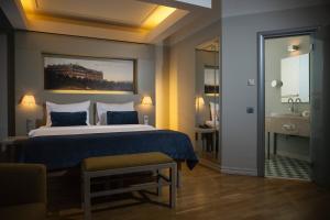 Postel nebo postele na pokoji v ubytování Opera Hotel