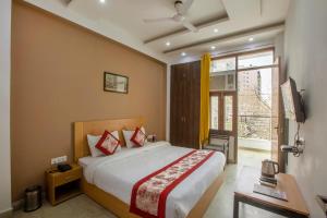 Postel nebo postele na pokoji v ubytování Hotel Lemonwood Suites - Noida Sector 104