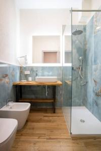 un bagno con doccia, WC e lavandino di Blue Dream Suites a Salerno