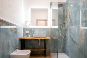 un bagno con lavandino, WC e doccia di Blue Dream Suites a Salerno