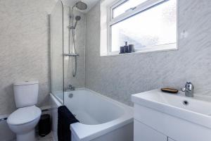 O baie la Charming 4BR Home in Darlington Near Town Centre +45 fotografii