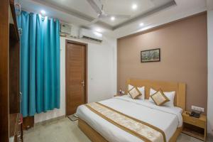 Postel nebo postele na pokoji v ubytování Hotel Lemonwood Suites - Noida Sector 104