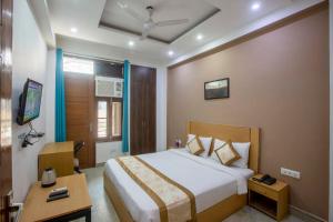 Postel nebo postele na pokoji v ubytování Hotel Lemonwood Suites - Noida Sector 104