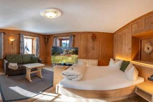 Postel nebo postele na pokoji v ubytování ROSENHOF- Premium & Landhaus Apartments & Wellness & Erlebnisbauernhof + 94 fotografií