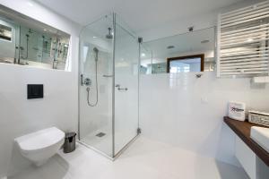 Kúpeľňa v ubytovaní ApartamentyPrzyMorzu Marine***** apartament dwupoziomowy z widokiem na morze + 16 fotografií