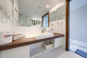 Kúpeľňa v ubytovaní ApartamentyPrzyMorzu Marine***** apartament dwupoziomowy z widokiem na morze
