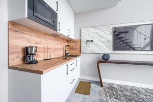 Kuchyňa alebo kuchynka v ubytovaní ApartamentyPrzyMorzu Marine***** apartament dwupoziomowy z widokiem na morze