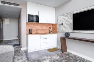 Kuchyňa alebo kuchynka v ubytovaní ApartamentyPrzyMorzu Marine***** apartament dwupoziomowy z widokiem na morze