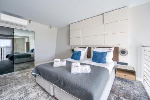 Posteľ alebo postele v izbe v ubytovaní ApartamentyPrzyMorzu Marine***** apartament dwupoziomowy z widokiem na morze