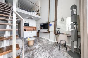 Kuchyňa alebo kuchynka v ubytovaní ApartamentyPrzyMorzu Marine***** apartament dwupoziomowy z widokiem na morze
