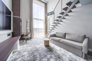 Televízia a/alebo spoločenská miestnosť v ubytovaní ApartamentyPrzyMorzu Marine***** apartament dwupoziomowy z widokiem na morze