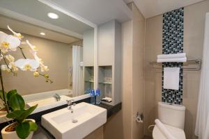 Kupatilo u objektu BATIQA Hotel & Apartments Karawang