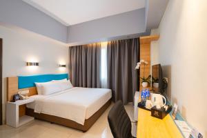 Krevet ili kreveti u jedinici u okviru objekta BATIQA Hotel & Apartments Karawang