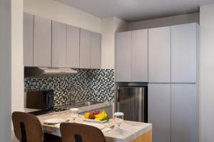 Kuhinja ili čajna kuhinja u objektu BATIQA Hotel & Apartments Karawang