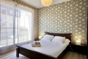 une chambre avec un lit avec deux serviettes dessus dans l'établissement L'essentiel - parking - centre ville, à Concarneau