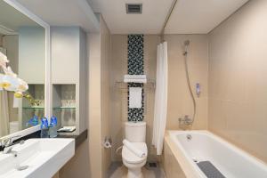 Kupatilo u objektu BATIQA Hotel & Apartments Karawang