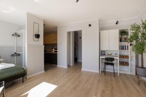 a living room with a bed and a desk at ShortStayPoland Apartamentowa B180 in Warsaw