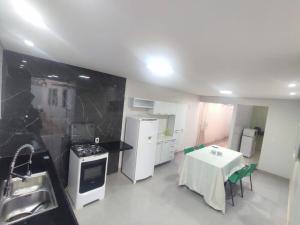 Η κουζίνα ή μικρή κουζίνα στο Casa Jardim Imperial +6 φωτογραφίες
