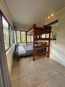 una camera con due letti a castello in una stanza di Farm Stay - 2 Bedroom cottage a Murphys Creek Altre 4 foto