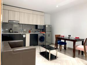 a kitchen and living room with a table and a couch at 4SA Apartamentos Estudio Ejecutivos in Cajamarca