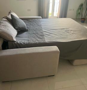 Rúm í herbergi á Sunset Apt Modern 1 bedroom Apt near the Beach