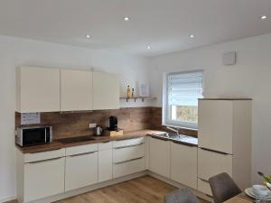 Η κουζίνα ή μικρή κουζίνα στο Großes Apartment mit Küche, Dusche, Badewanne, Balkon, Parkplatz vor dem Haus, schnelles Internet, ADA5 +19 φωτογραφίες