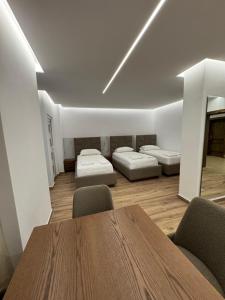 Postel nebo postele na pokoji v ubytování Hotel Fusha E Gjese