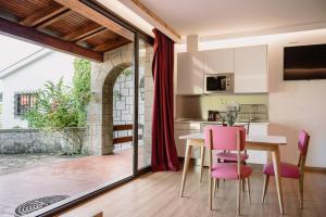 a kitchen and dining room with a table and chairs at Finca BRIABÍ in La Cañiza