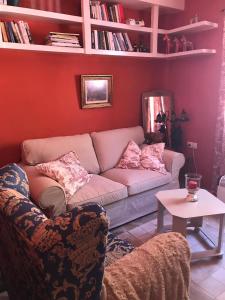 un soggiorno con un divano e un tavolo di Casa Petra a Canillas de Aceituno