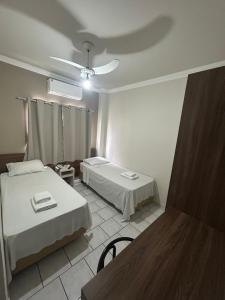Postel nebo postele na pokoji v ubytování Hotel Parati Arapongas