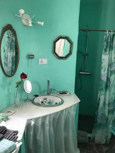 un bagno con lavandino e specchio di Casa Petra a Canillas de Aceituno Altre 86 foto