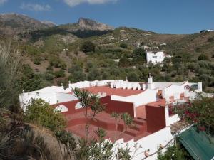 una vista aerea di una casa con le montagne sullo sfondo di Casa Petra a Canillas de Aceituno