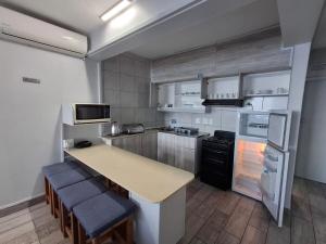 Η κουζίνα ή μικρή κουζίνα στο Six Sleeper with Sea Views Shaka Shores 11A