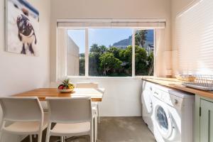 Η κουζίνα ή μικρή κουζίνα στο Camps Bay Village - Tidal Pool Apartments