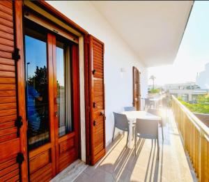 Μπαλκόνι ή βεράντα στο "SUPER" a Torre Lapillo a 30 dal centro a 80 mt dalla spiaggia Casa Dario, disponibile NAVETTA per l'aereoporto GRATUITA