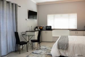 Un dormitorio con una cama y una mesa y sillas. en NamaStay, en Ciudad del Cabo 45 fotos más