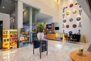 Televiisor ja/või meelelahutuskeskus majutusasutuses BATIQA Hotel & Apartments Karawang