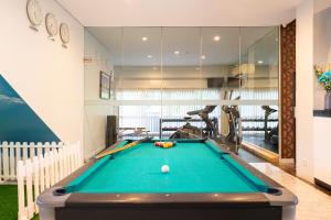 Sto za bilijar u objektu BATIQA Hotel & Apartments Karawang