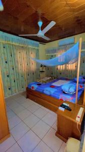 a bedroom with a bed and a ceiling at AG appart'hôtel villas in Ouagadougou