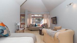 una sala de estar con una cama y un sofá en House on Westcliff, en Hermanus
