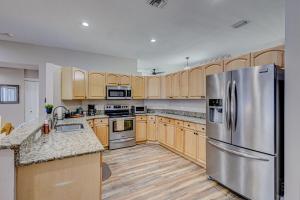 Η κουζίνα ή μικρή κουζίνα στο Nice neighborhood Pool, Office, 4 TVs, King b, BBQ