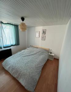 ラ・ロッシュ・シュル・ヨンにあるMaison Centre villeの白い部屋にあるベッドのある寝室