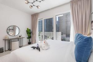 Situated On the Famous JBR With Direct Beach Access客房内的一张或多张床位