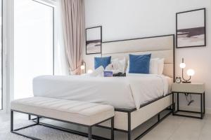 Situated On the Famous JBR With Direct Beach Access客房内的一张或多张床位