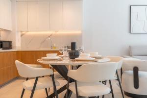 Situated On the Famous JBR With Direct Beach Access的厨房或小厨房
