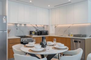 Situated On the Famous JBR With Direct Beach Access的厨房或小厨房