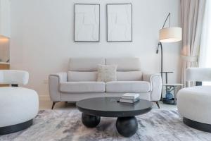 Situated On the Famous JBR With Direct Beach Access的休息区