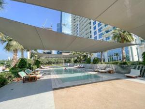 Situated On the Famous JBR With Direct Beach Access内部或周边的泳池