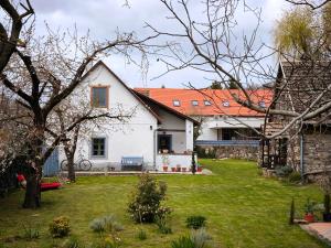 a white house with a red roof at Henye Vintage Home a Káli-medencében in Balatonhenye